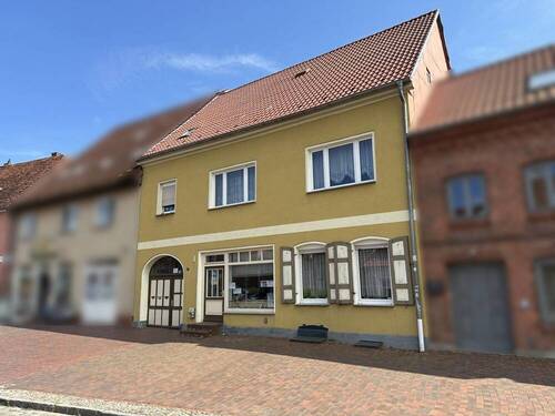 Wohn- und Geschäftshaus inmitten von Röbel - Grundstück in Innenstadtlage am Kanal - Wohn-& Geschäftshaus mit Nebengelass & Innenhof offenbart eine Menge Potential