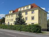Hausansicht straßenseitig - Praktische 3-Zimmer-Wohnung mit Einbauküche des Vormieters.
