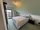 Schlafzimmer - 7 Zimmer Einfamilienhaus zum Kaufen in Erfurt