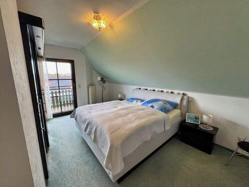 Schlafzimmer - 7 Zimmer Einfamilienhaus zum Kaufen in Erfurt