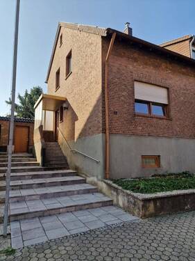 Hausblick - Geräumige Doppelhaushälfte mit großem Garten in ruhiger Lage von Düren-Merken - sofort bezugsfrei