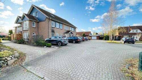 Vorderansicht mit Stellplätzen - 4 Zimmer Etagenwohnung zum Kaufen in Aukrug