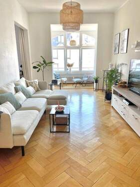 Wohnzimmer mit Erker - *Tolle, 4-Zi. Altbauwohnung mit Balkon und Parkett in ruhigem Haus in Bockenheim*