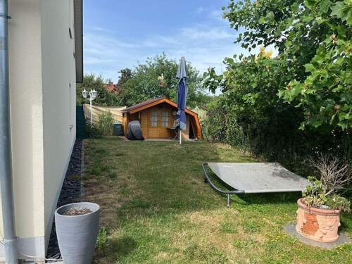 Garten mit Holzhütte - 