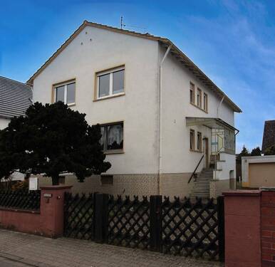 Vorderansicht - Viel Platz zum Wohlfühlen - Zweifamilienhaus mit großem Garten in ruhiger Lage