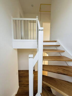 Treppe nach oben - 4 Zimmer Einfamilienhaus in Berlin