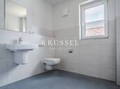 Ein Tageslichtbadezimmer mit ebenerdiger Dusche - 