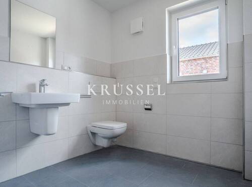 Ein Tageslichtbadezimmer mit ebenerdiger Dusche - 