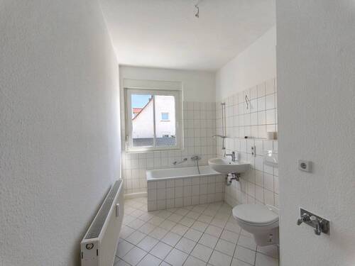 Tageslichtbad mit Wanne - 
