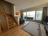 Wohnzimmer im OG mit Zugang zur Dachterrasse - 
