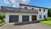 Straßenansicht / Hauszugang - EFH, 2 Terrassen, 2 Garagen, 825 m² Grundstück