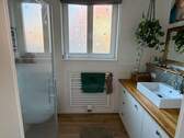 Bad mit Dusche im Erdgeschoss - 