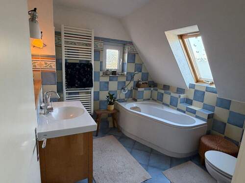 Bad mit Wanne im Obergeschoss - 