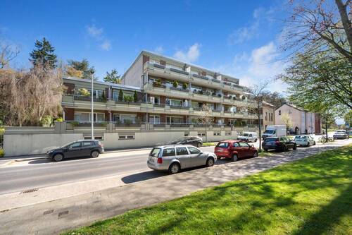 Haus Vorderseite - 3 Zimmer Wohnung, Balkon, 86 qm, Duplex Stellplatz, sofort beziehbar ---