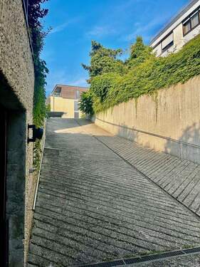 Ihre Einfahrt in die Tiefgarage... - 