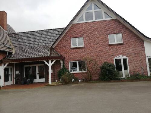 Bild 1.jpg - Hofstelle mit 3-Familienhaus und Hallen