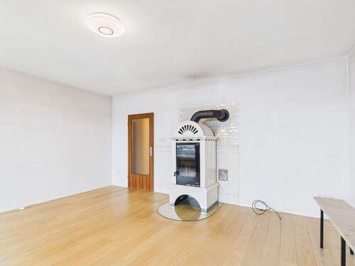 Kaminofen - 3 Zimmer Etagenwohnung in Groß Grönau