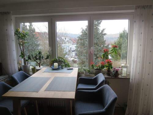 Wohnzimmerfensterfront gen Gärten und Weinberge - 