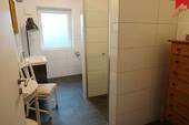 Bad mit Dusche und Fenster - 