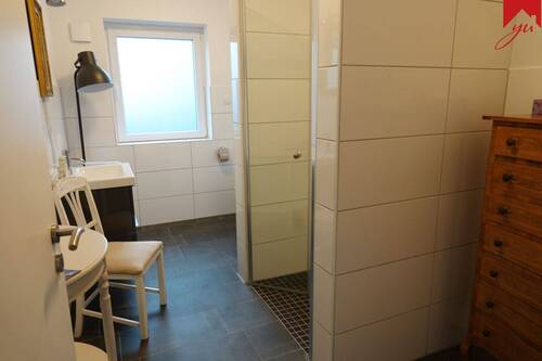 Bad mit Dusche und Fenster - 