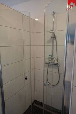 großzügige Dusche - 