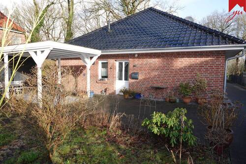 Schöne Doppelhaushälfte - Wohnen im Grünen: Bungalowhälfte zur Miete in ruhiger Lage von Aurich - Egels!