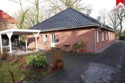 Hausansicht mit Carport und Abstellraum - 