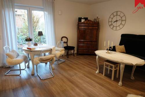 Wohnzimmer mit Zugang zur Terrasse - 