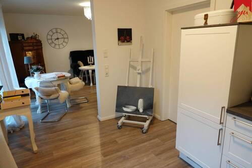 Küche mit Blick ins Wohnzimmer - 
