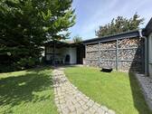 Schuppen mit Terrasse und Holzlager - 