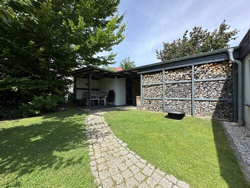 Schuppen mit Terrasse und Holzlager - 
