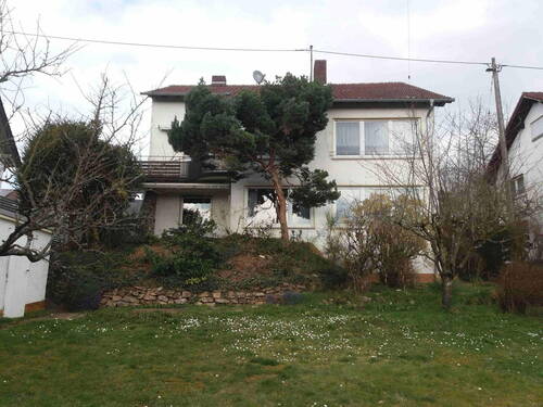 Südansicht mit Garten - Zwei sonnige 4-Zimmerwohnungen in 2-Familienhaus mit großem Gartengrundstück, jeweils