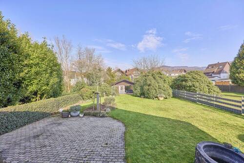 Blick über das Grundstück vom Wohnhaus - 