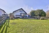 Blick auf Wohnhaus und Garten - 