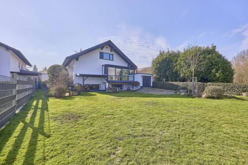 Blick auf Wohnhaus und Garten - 