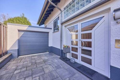 Eingangsbereich mit Garage - 