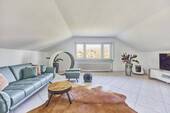 Helles Wohnzimmer Dachgeschoss - 7 Zimmer Einfamilienhaus zum Kaufen in Rimbach