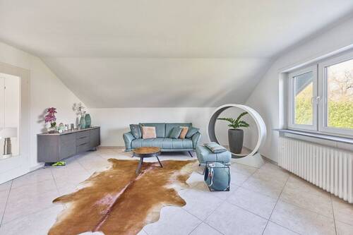 Helles Wohnzimmer Dachgeschoss 2 - 7 Zimmer Einfamilienhaus in Rimbach