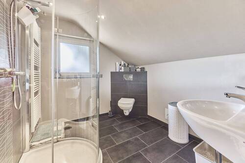 Renoviertes Tageslichtbad Dachgeschoss - 
