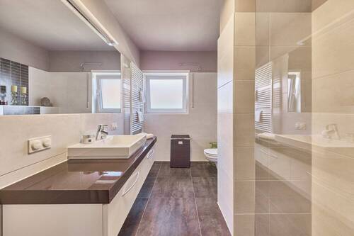 Renoviertes Tageslichtbad Erdgeschoss - 