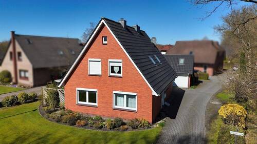 Vorderansicht - 8 Zimmer Mehrfamilienhaus, Wohnhaus zum Kaufen in Westerstede