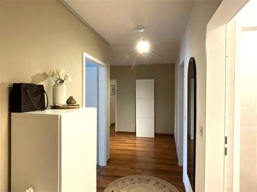 Flur - Etagenwohnung mit 105,50 m&sup2; in Bad Schwartau zur Miete