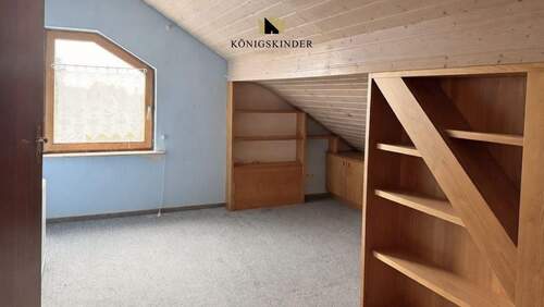 Zimmer im Dachgeschoss, ideal als Kinder- oder Gästezimmer. - 