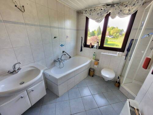 DG: Bad/WC mit Dusche+Wanne - 
