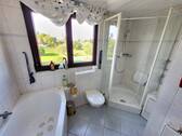 DG: Bad/WC mit Dusche+Wanne - 
