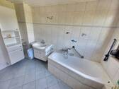 DG: Bad/WC mit Dusche+Wanne - 