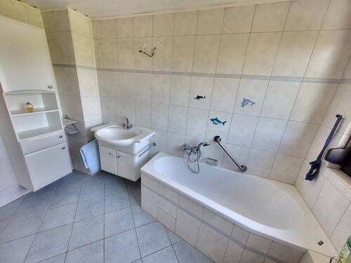 DG: Bad/WC mit Dusche+Wanne - 