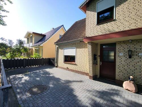 Vorgarten/Parkfläche - Doppelhaushälfte mit 126,80 m&sup2; in Lübeck / Sankt Lorenz Süd zum Kaufen