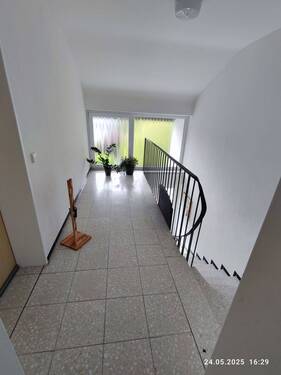 Treppenhaus im Obergeschoss - 3 Zimmer Etagenwohnung in Karlsruhe