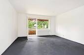 Wohnzimmer mit Balkonzugang - Etagenwohnung mit 68,80 m² in Berlin zum Kaufen